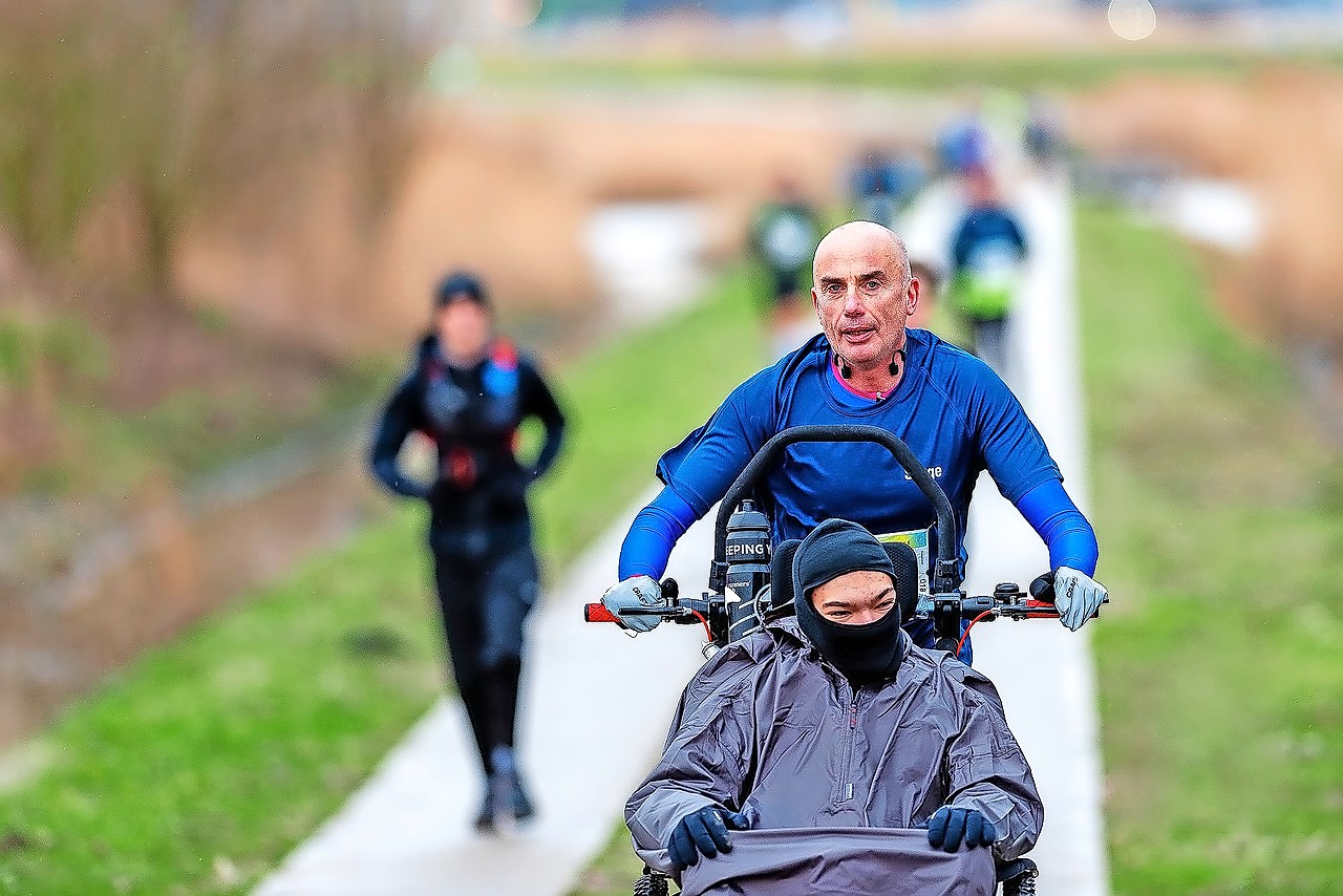 Serge Van Autreve duwt zijn kompaan tijdens de marathon van Kruibeke. © Eric Van Tuyckom