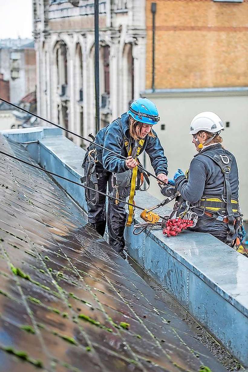 Nele De Cocker (links) inspecteert de gevel van de vroegere Gentse Vooruit. © Provincie Oost-Vlaanderen