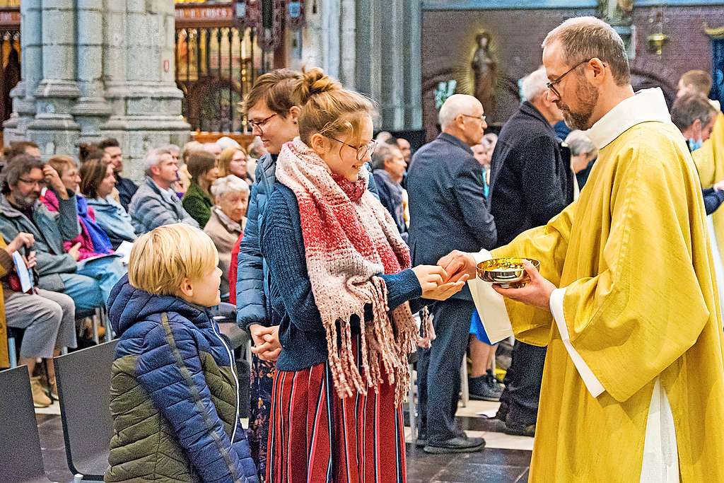 De kersverse diaken reikt de communie uit aan zijn kinderen. © Martine Van Cauwenberghe