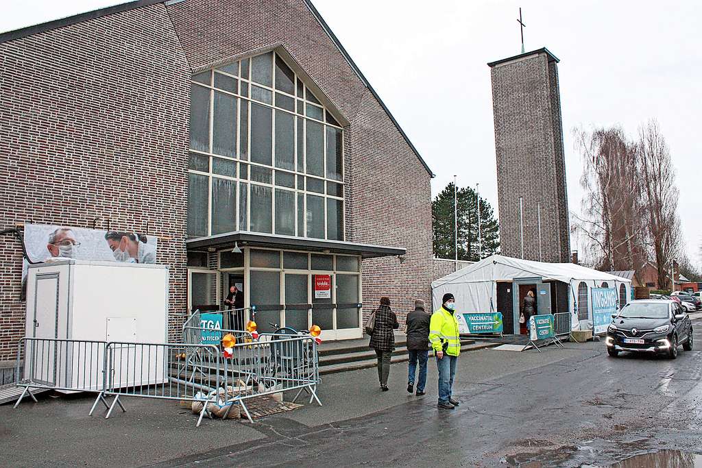 De Sint-Jozef Arbeiderkerk werd in recordtempo omgetoverd tot vaccinatiecentrum. © Bertrand Goethals