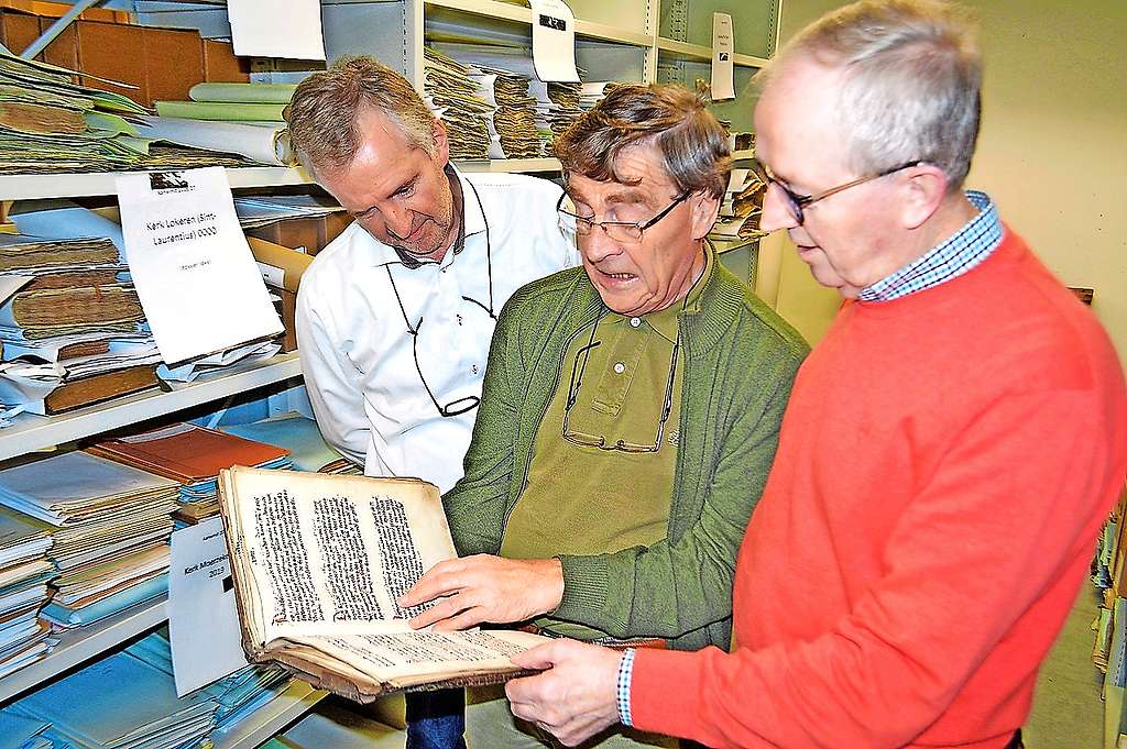 Marc, Julien en Geert Van Bockstaele spendeerden onnoemelijk veel uren in het Rijksarchief in Gent. © Bertrand Goethals