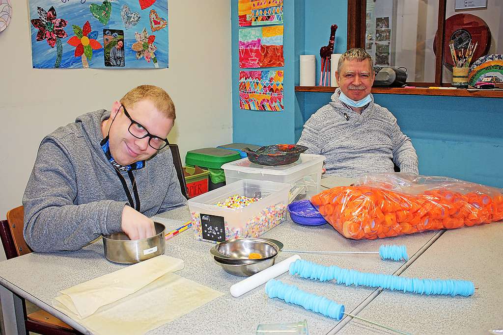 Bewoners van Emmaüs knutselen in het crea-atelier. © Bertrand Goethals