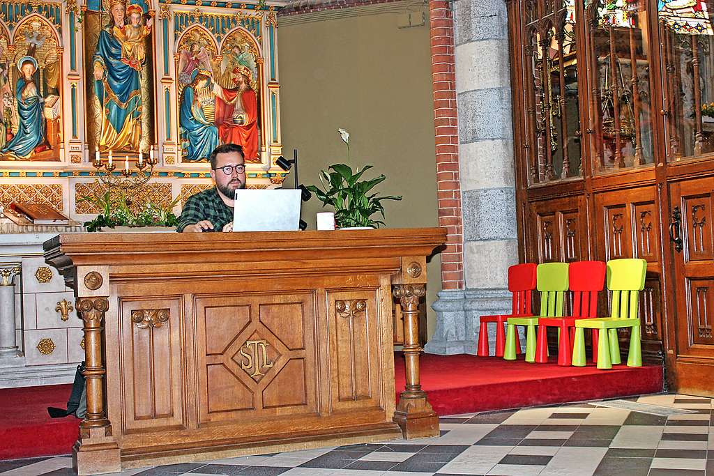 Pieter Stevens maakte van de weekkapel alvast zijn werkplek. © Bertrand Goethals