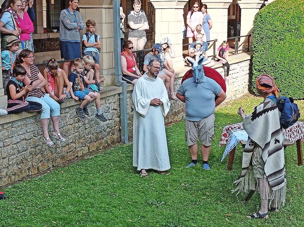 De toneeltjes waarmee de dag begint in Orval, zijn bedoeld voor kinderen, maar ook volwassenen genieten ervan. © Iris Pauwels