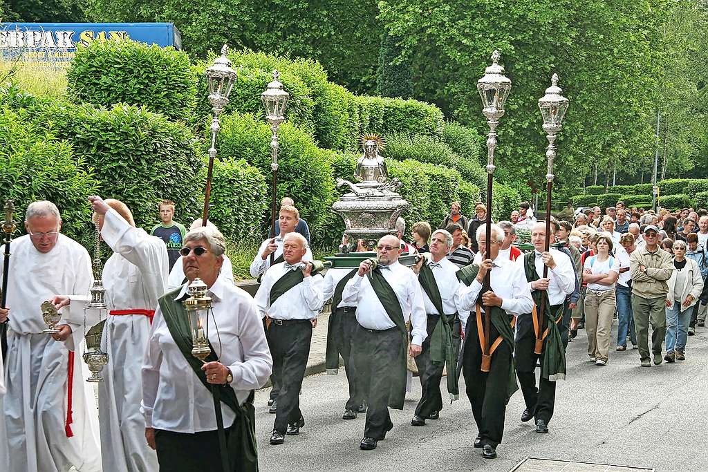 Op pinkstermaandag worden de relikwieën van Amelberga meegedragen. © Sint-Amelbergagilde