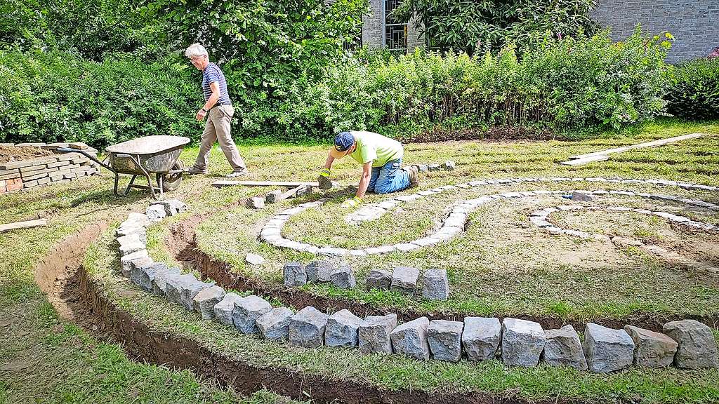 Het labyrint, hier nog in opbouw, is een blikvanger van het project. © Hemelse Gaarde