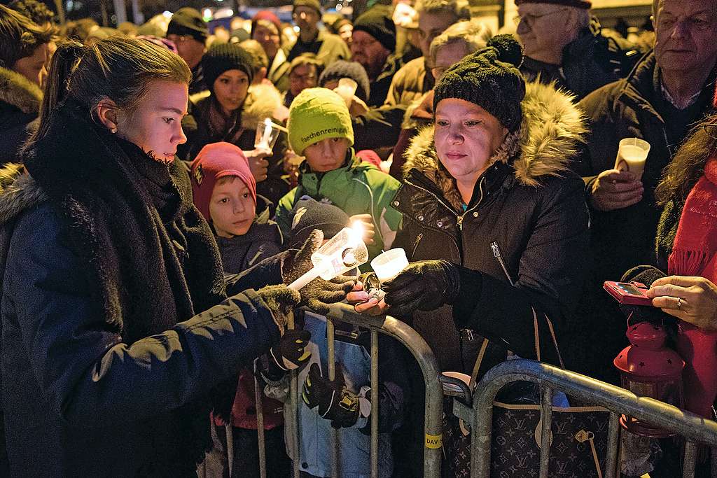 Vanuit Gent wordt het Vredeslicht verspreid naar andere plaatsen. © vzw Vredeslicht