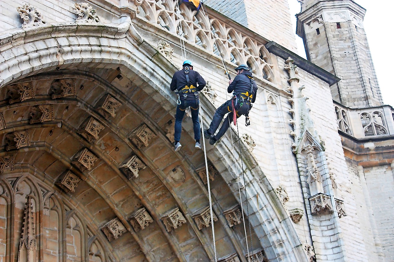 Minister Diependaele inspecteert de toren van de Sint-Baafskathedraal. © Bertrand Goethals