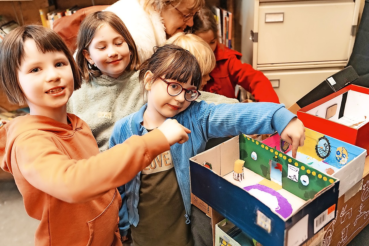 Kinderen van vrije basisschool De Boomhut bij hun kunstwerk. © Martin Corlazzoli