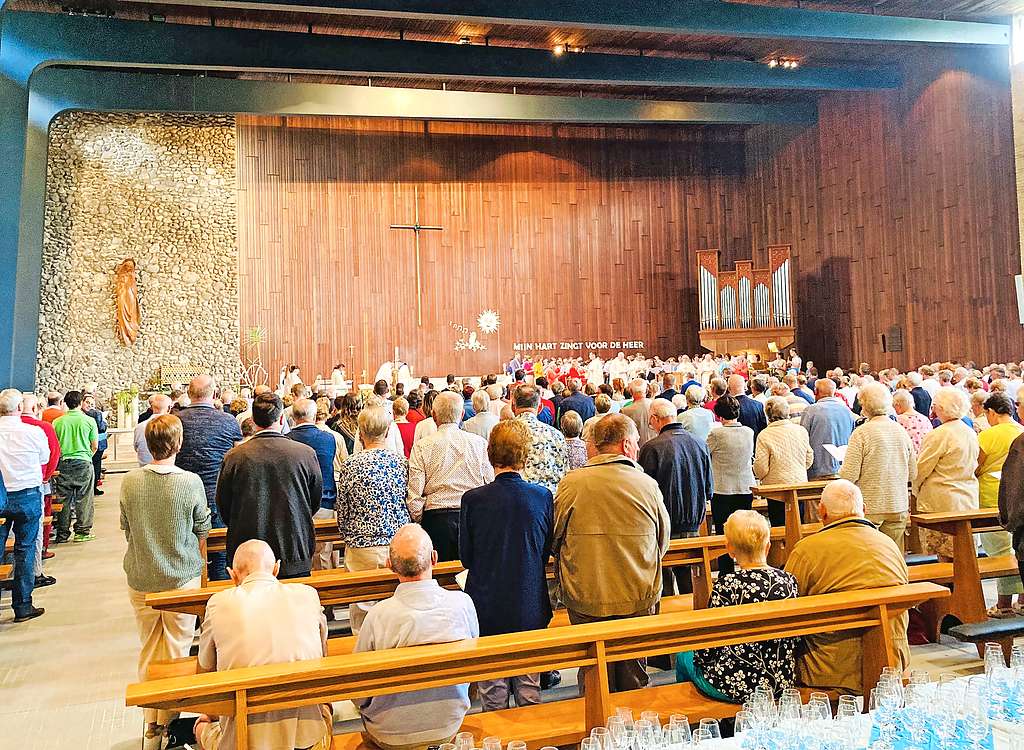 Voor de afscheidsviering zat de Onze-Lieve-Vrouw-Hemelvaartkerk in Oostveld afgeladen vol. © Tim Vanmechelen