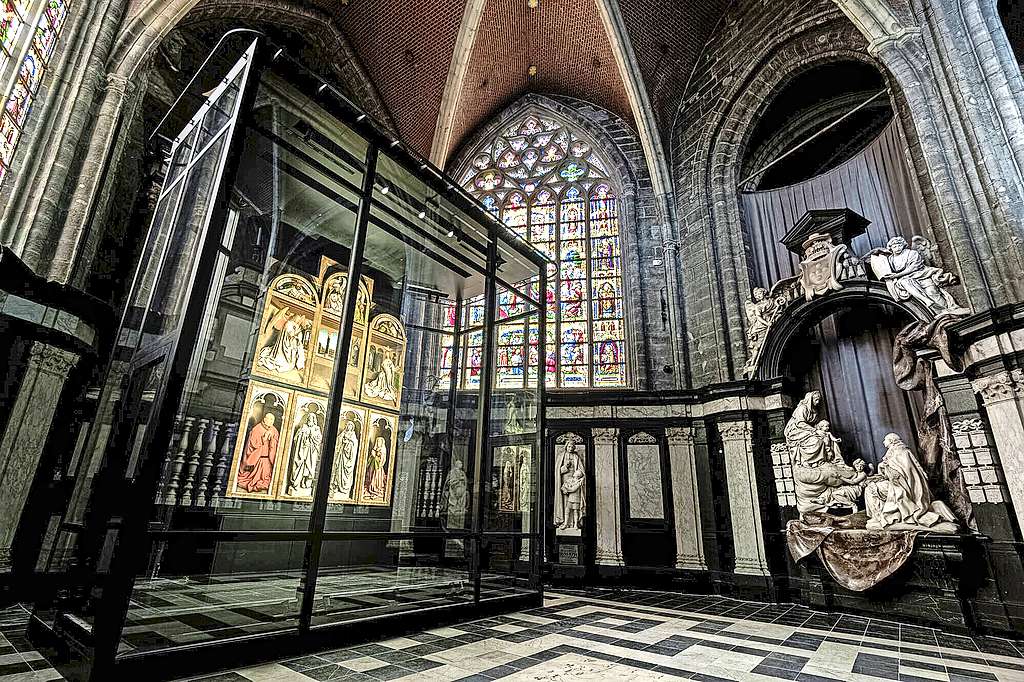 Vrijwilligers waken over de serene sfeer in de sacramentskapel, waar het drieluik De Aanbidding van het Lam Gods van de gebroeders Van Eyck pronkt. © Cedric Verhelst