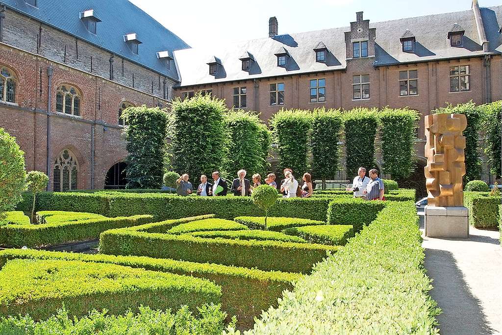 Van een parking aan Het Pand is geen sprake. Deze voortuin is geklasseerd. © Beeldbank UGent