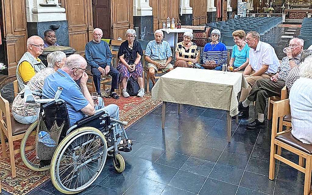 Tijdens het geloofscafé gaat het er ontspannen aan toe, ofschoon de behandelde thema’s uitdagend zijn voor iedereen. © Parochie Sint-Lieven, Gent Noord