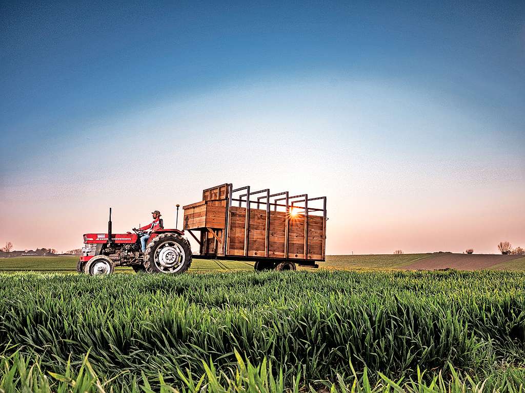 Jelle Vermeersch trok met een oude tractor en een beestenkar rond ‘op den buiten’, op zoek naar verhalen van mensen. © Jelle Vermeersch