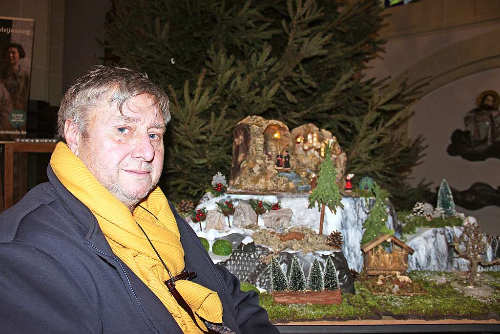 Miguel Stas bij een maquette van de kerststal in het Italiaanse Greccio, waar alles begon. © Liselotte Anckaert