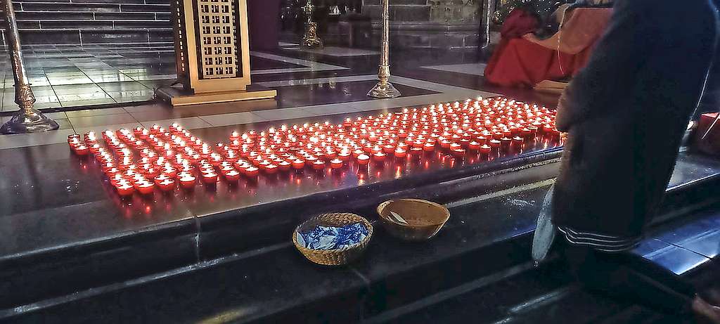 Ook mensen die nooit een kerk binnenlopen, staken een kaarsje aan. © IJD Gent