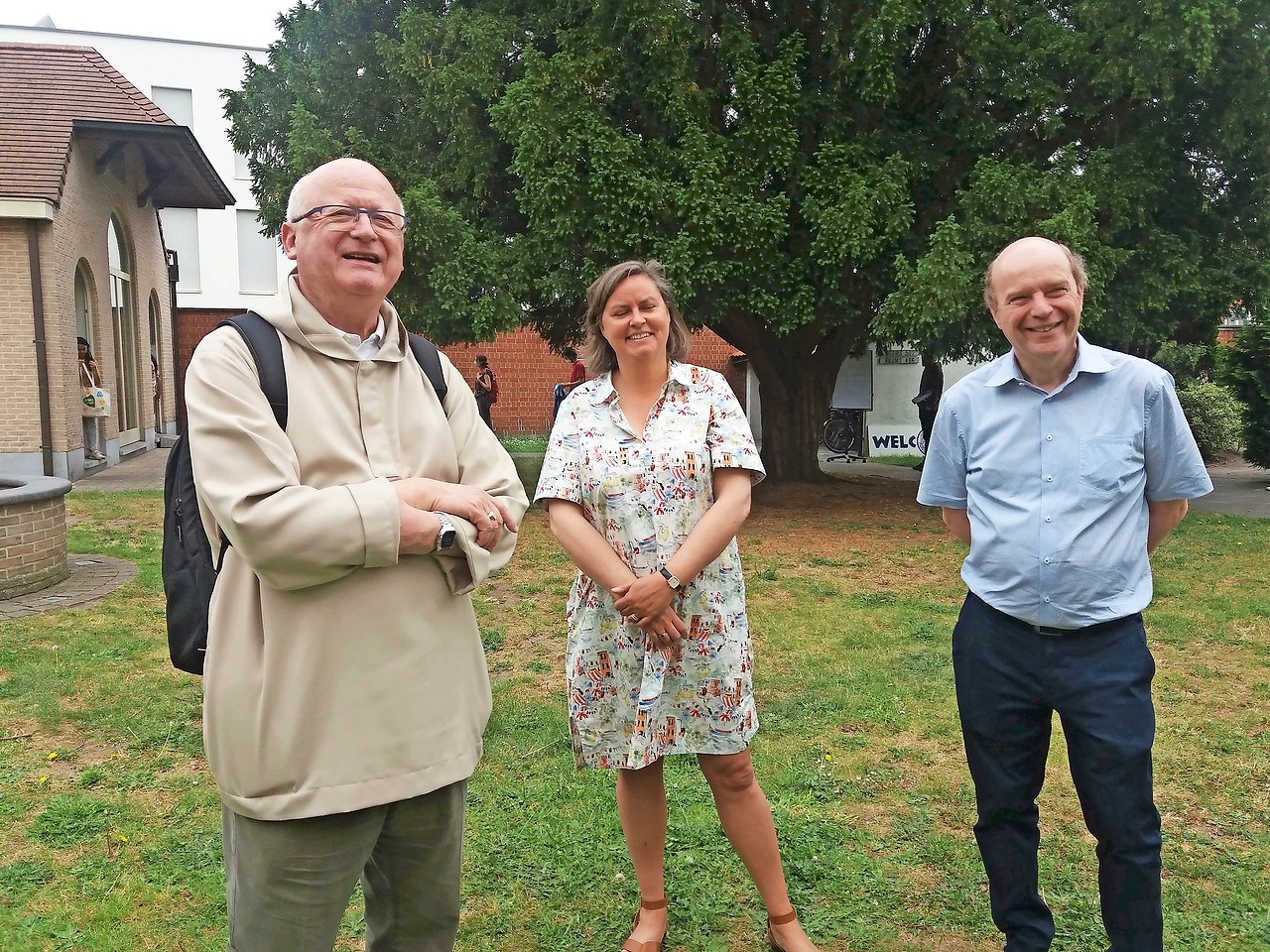 Bezoek van bisschop Lode Van Hecke aan OBSG, rechts Guido Van Huylenbroeck. © OBSG