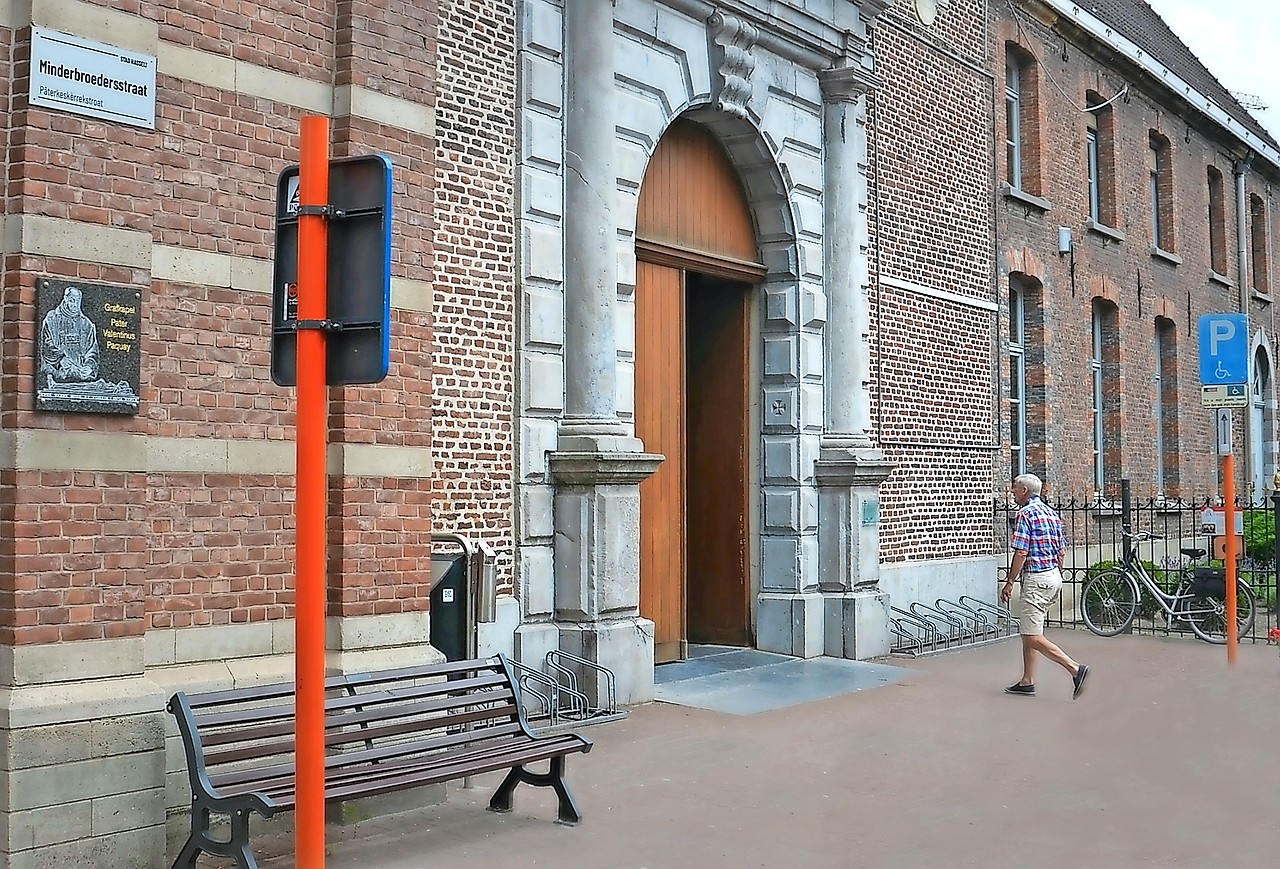 Mensen lopen graag binnen bij het Heilig Paterke in het centrum van Hasselt. © Tony Dupont