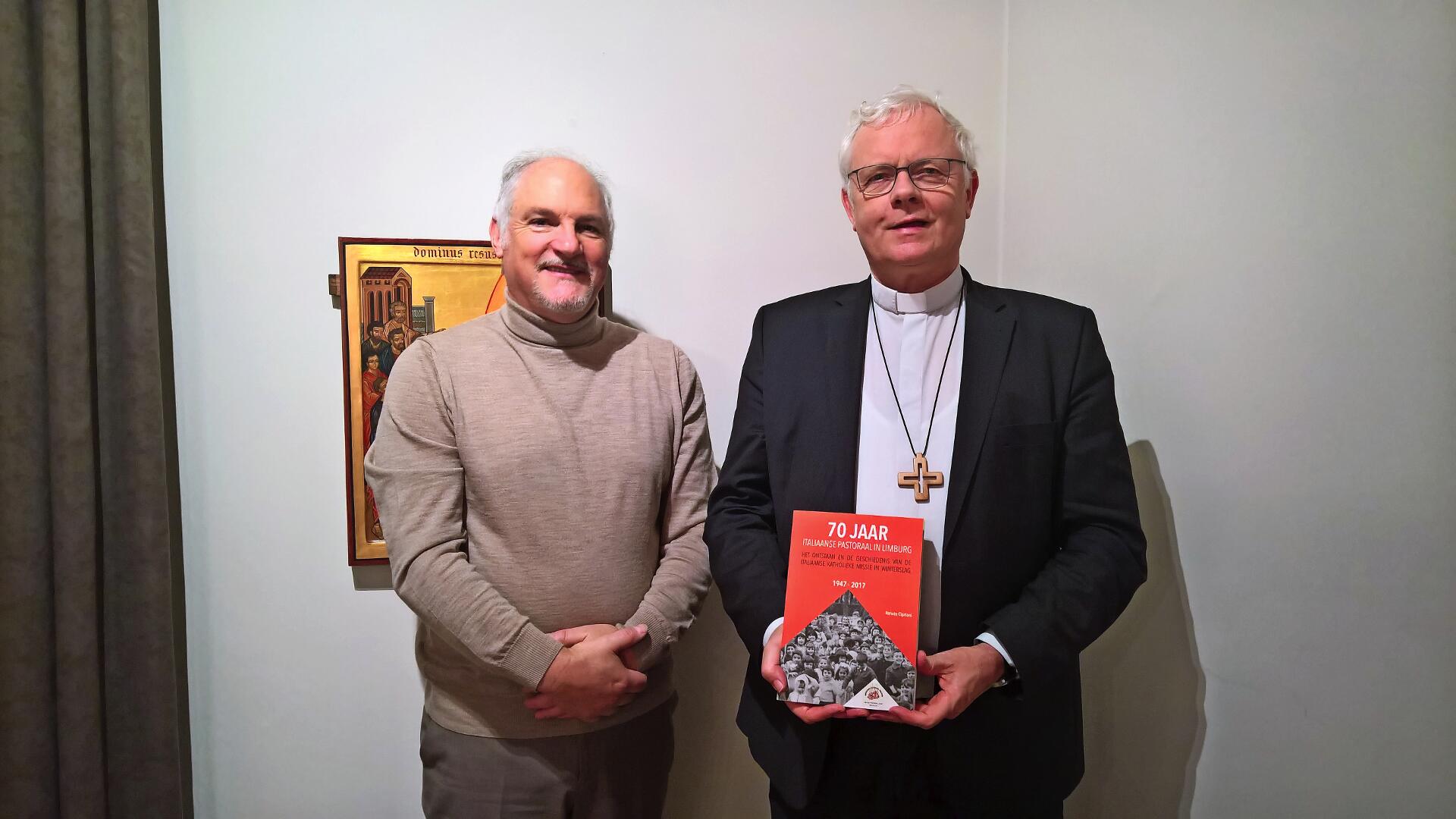 Cipriani en mgr. Hoogmartens tonen trots het boek van eerstgenoemde. © Don Gregorio Aiello