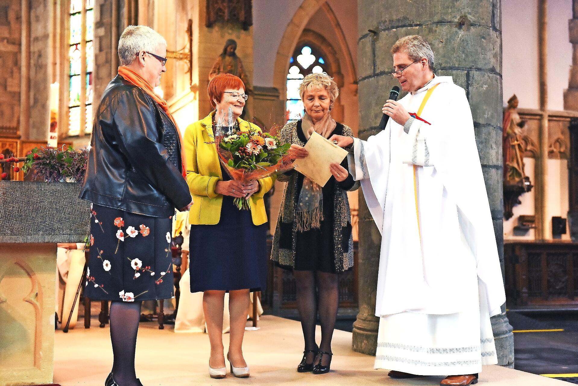 Liliane Peeters tijdens de eucharistie- en voorstellingsviering in de Sint-Michielskerk in Bree. © Giedo Custers