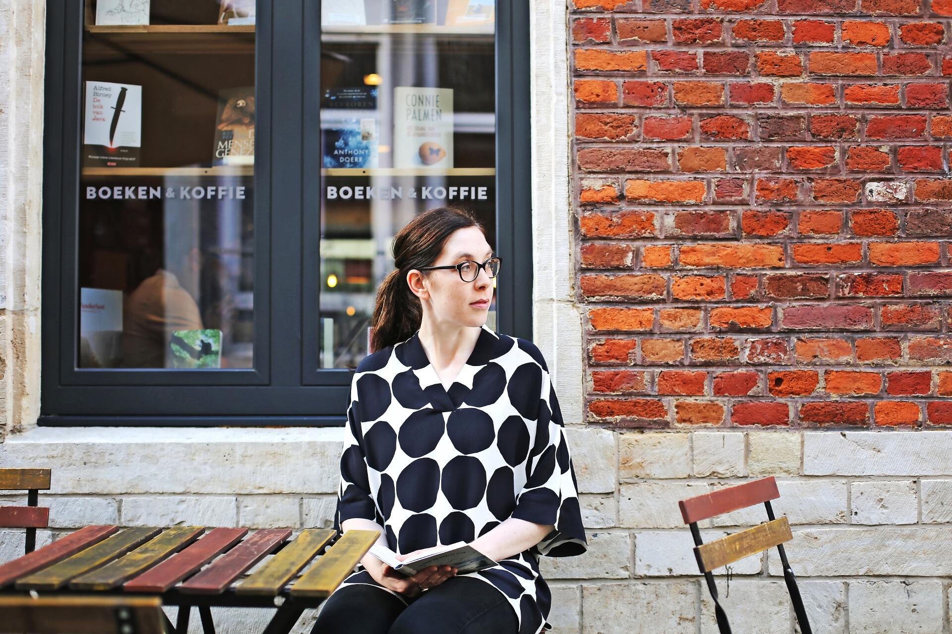 Lieselotte De Snijder bij boekhandel Barboek in Leuven waar ze maandelijks bijeenkomsten organiseert. © Vicky Bogaert