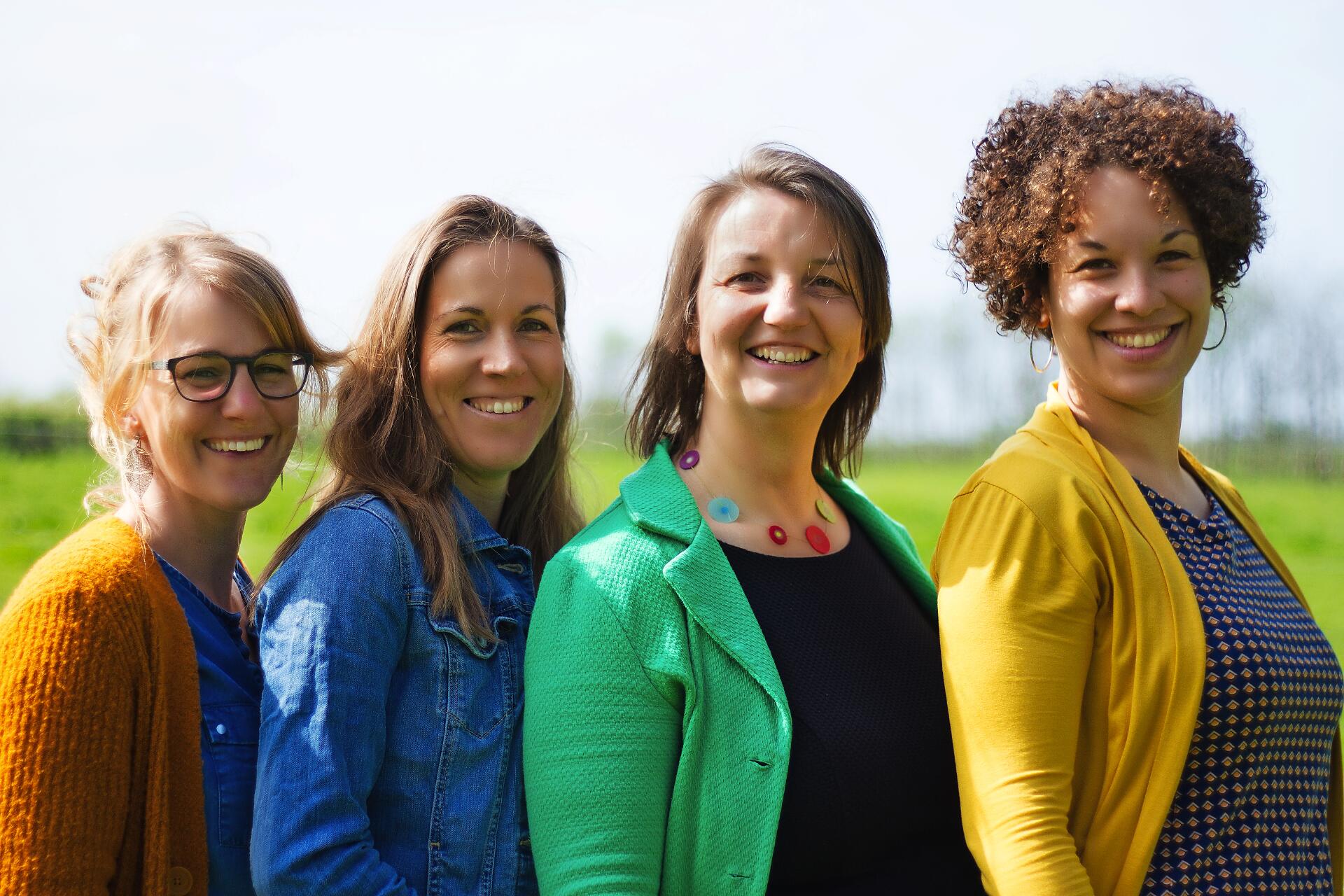 Leen Heusdens (derde van links) en haar collega’s-vroedvrouwen. © Levenskracht