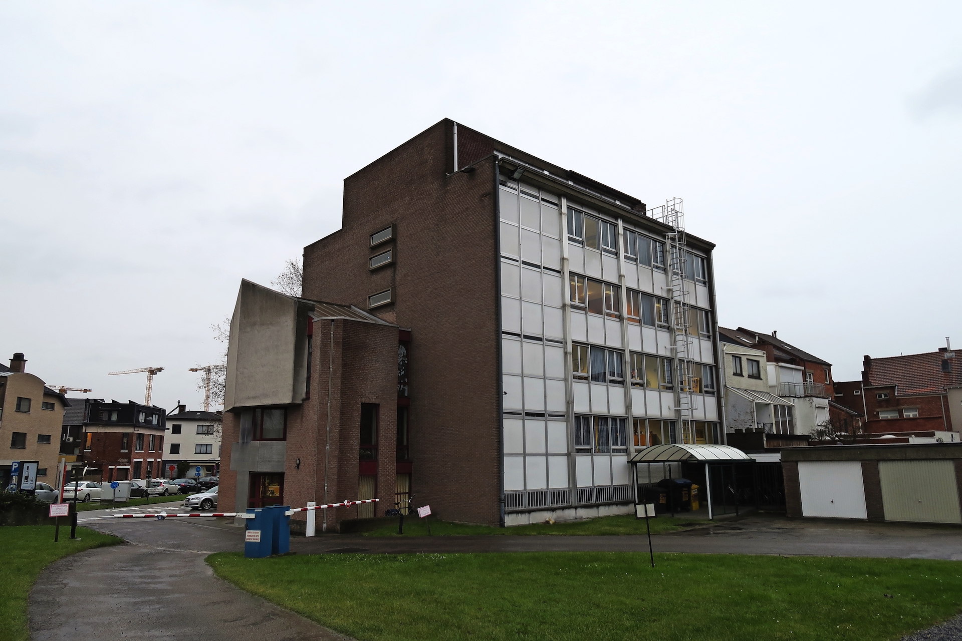 Het verouderde gebouw van de administratieve diensten aan het Vrijwilligersplein. © Sien Wevers