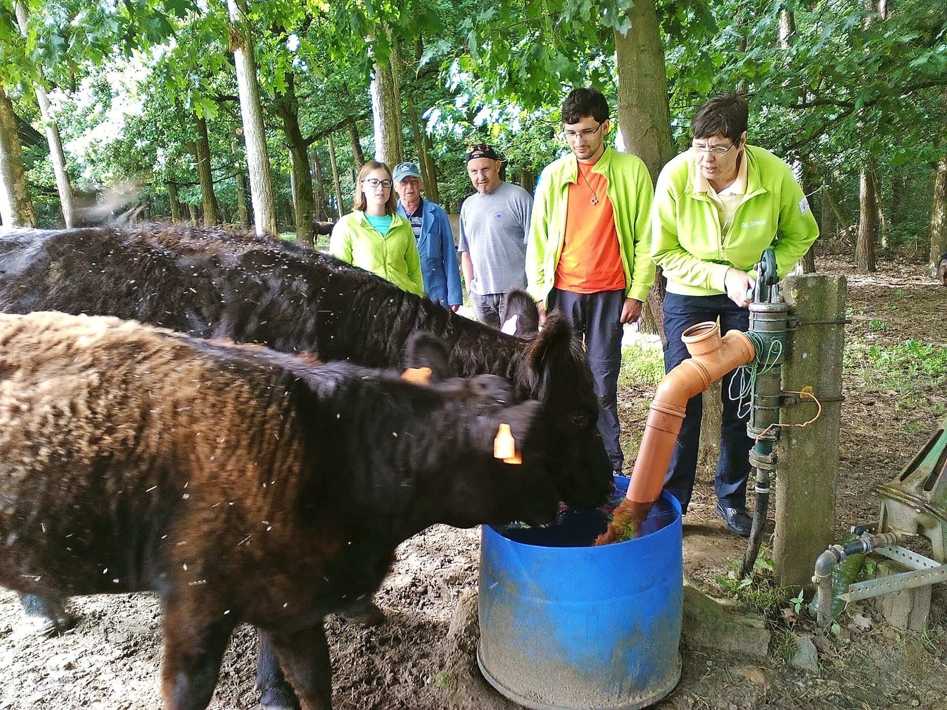 Jongeren en medewerkers van IJD Hasselt op ‘inleefdag’ bij De Akkerboom. © Tom Steensels