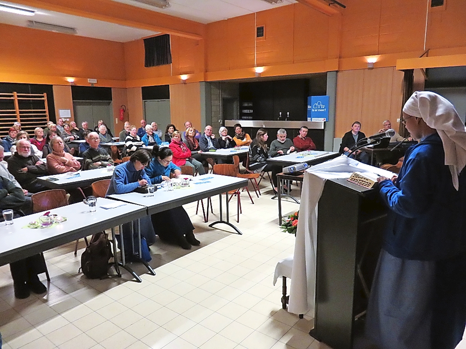 Een gespreks- of debatavond met diverse christenen blijkt verrijkend en leerzaam te zijn. © Jos Ceyssens