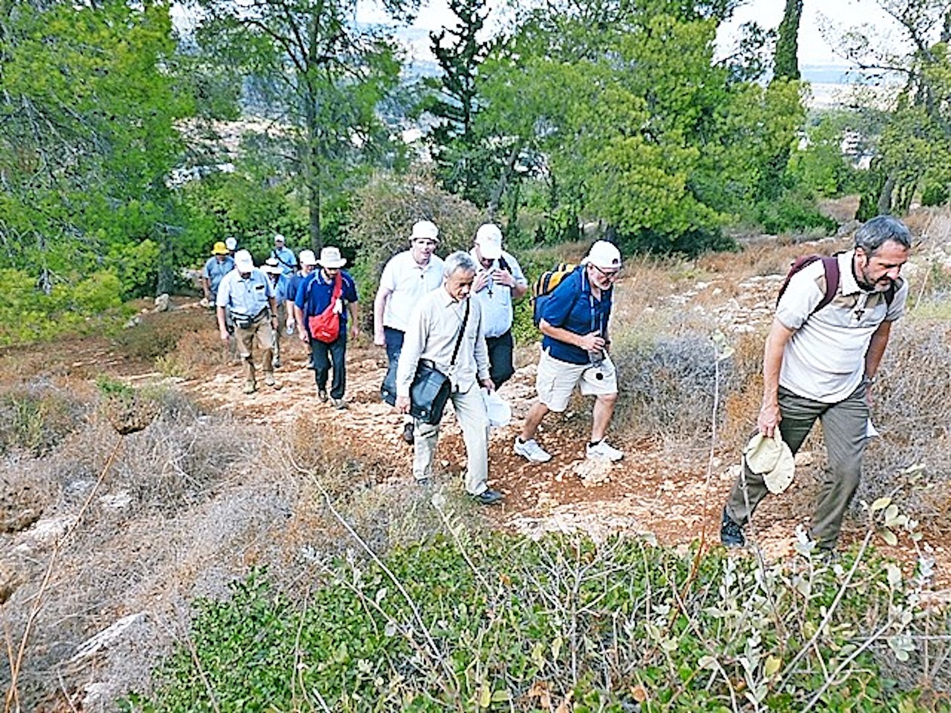 Bedevaarders op de Taborberg. Zij stappen in de voetsporen van Jezus mee in de evangelieverhalen. © Felix Rijcken