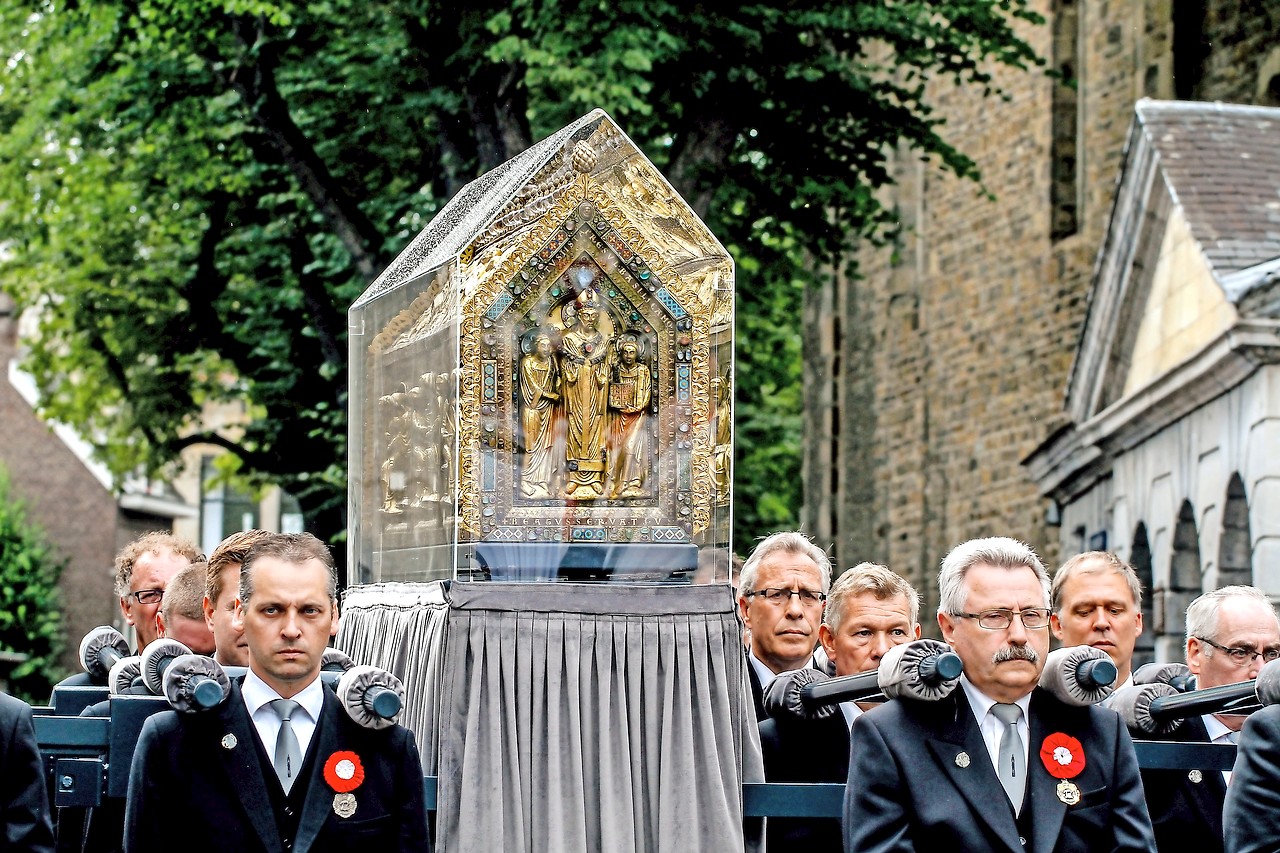 Het hoogtepunt van de ommegang is het tonen van de noodkist met de relieken van Sint-Servaas. © Jean Pierre Geusens