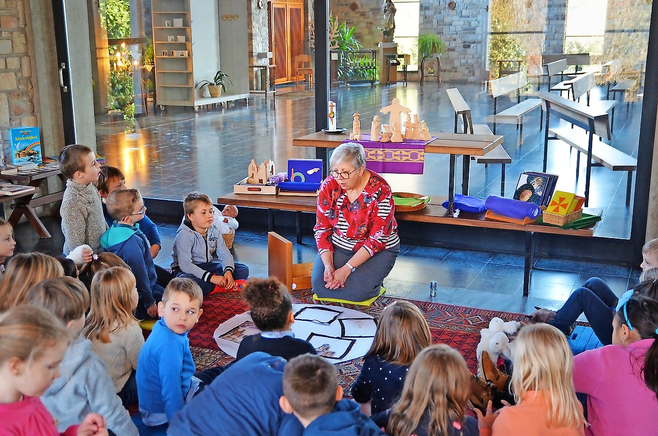 Viviane Vossen (geknield): „De kinderen zijn blikopeners. Hun vragen en antwoorden doen mij nadenken.” © Tony Dupont