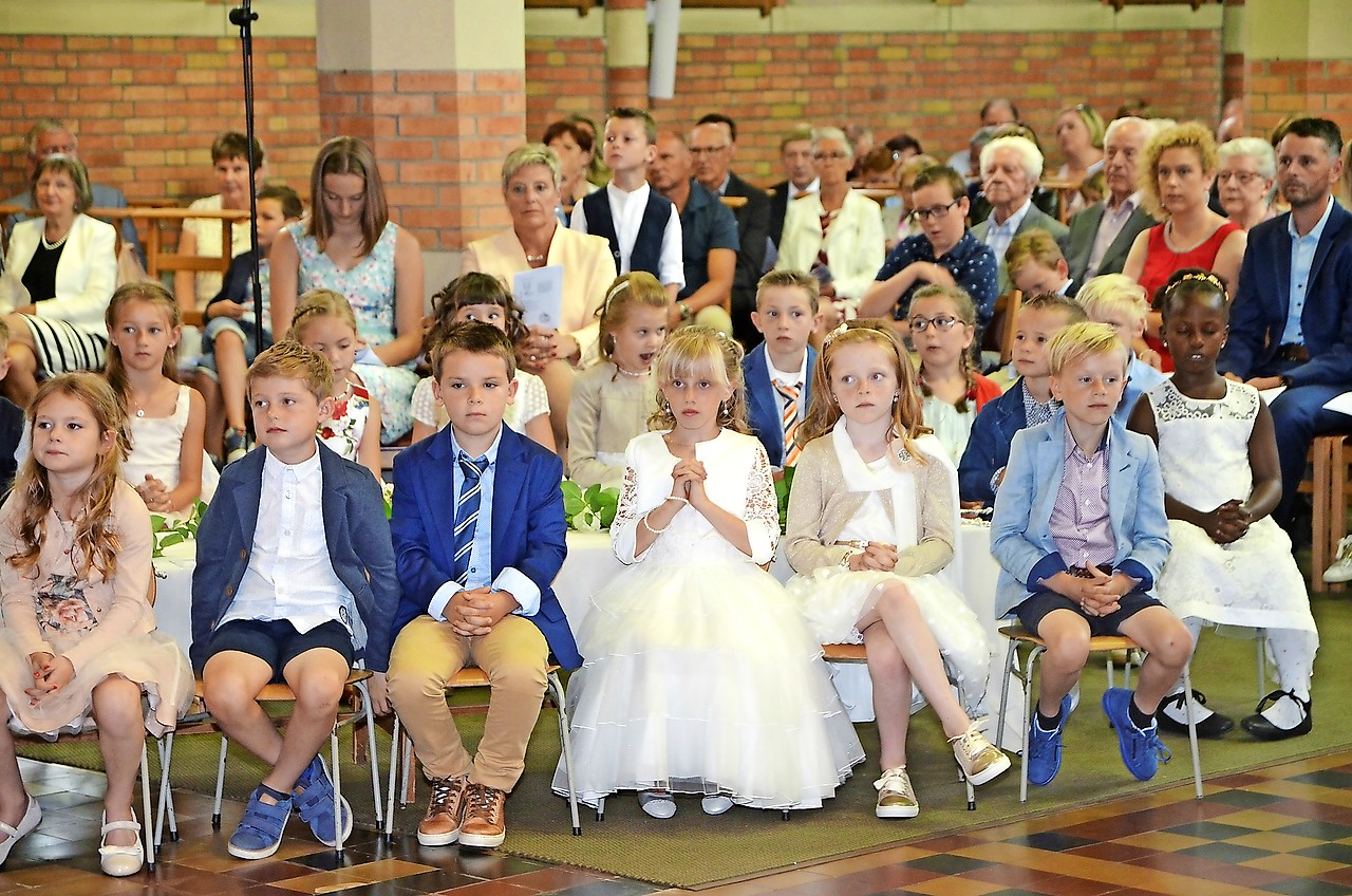 Na een goede voorbereiding beleven kinderen intens hun eerste communie. © Tony Dupont