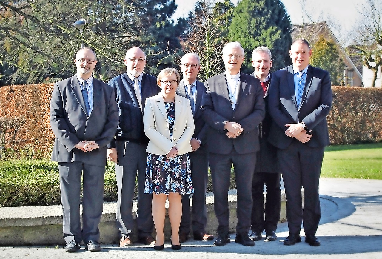 V.l.n.r Karel D’Huys, Kris Buckinx, Ria Thaens, Francis Loyens, mgr. Hoogmartens, Bart Coenegrachts en Etienne Sourbron. © Persdienst bisdom Hasselt