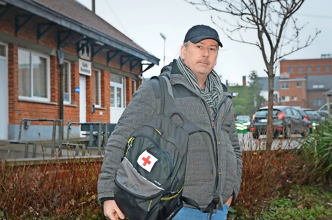 Pet op en rugzak aan de schouder. Zo loopt Ivo Todts door Hasselt. © Tony Dupont