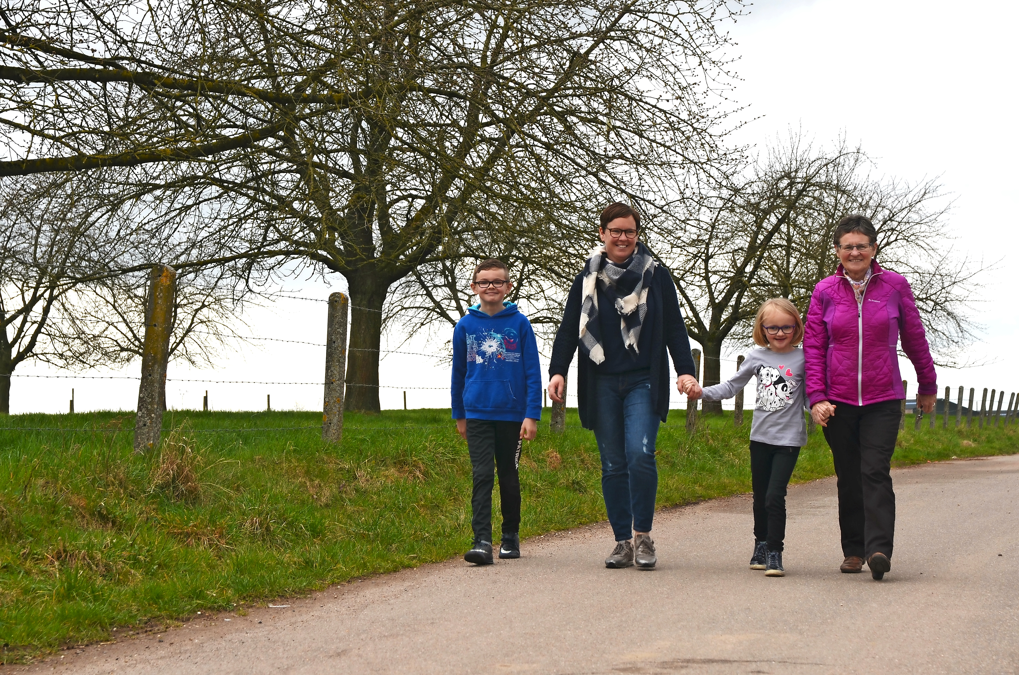 Robbe, Katrien, Fien en Ria oefenen voor de komende gezinspelgrimstocht. © Tony Dupont