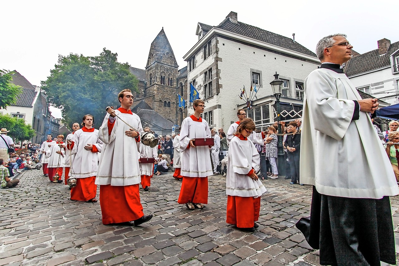 Velen kijken uit naar de ommegang in de straten van het oude centrum van Maastricht. © Jean Pierre Geusen