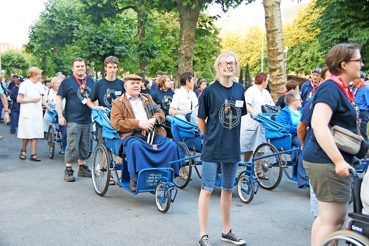 Jongeren helpen zieken en ouderen tijdens de diocesane bedevaart naar Lourdes. © LDB vzw