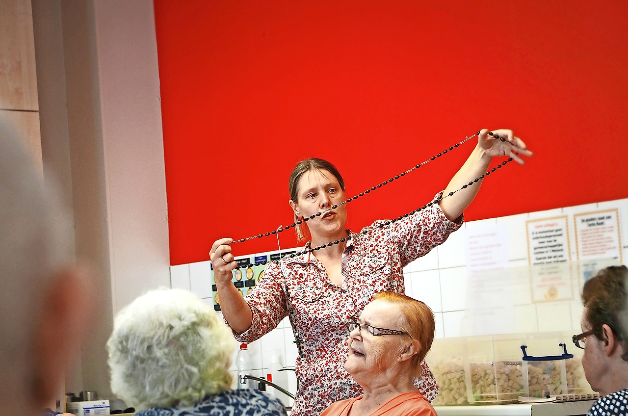 Leen Jansen toont in ’t Meiland unieke voorwerpen uit het museum. © Tony Dupont