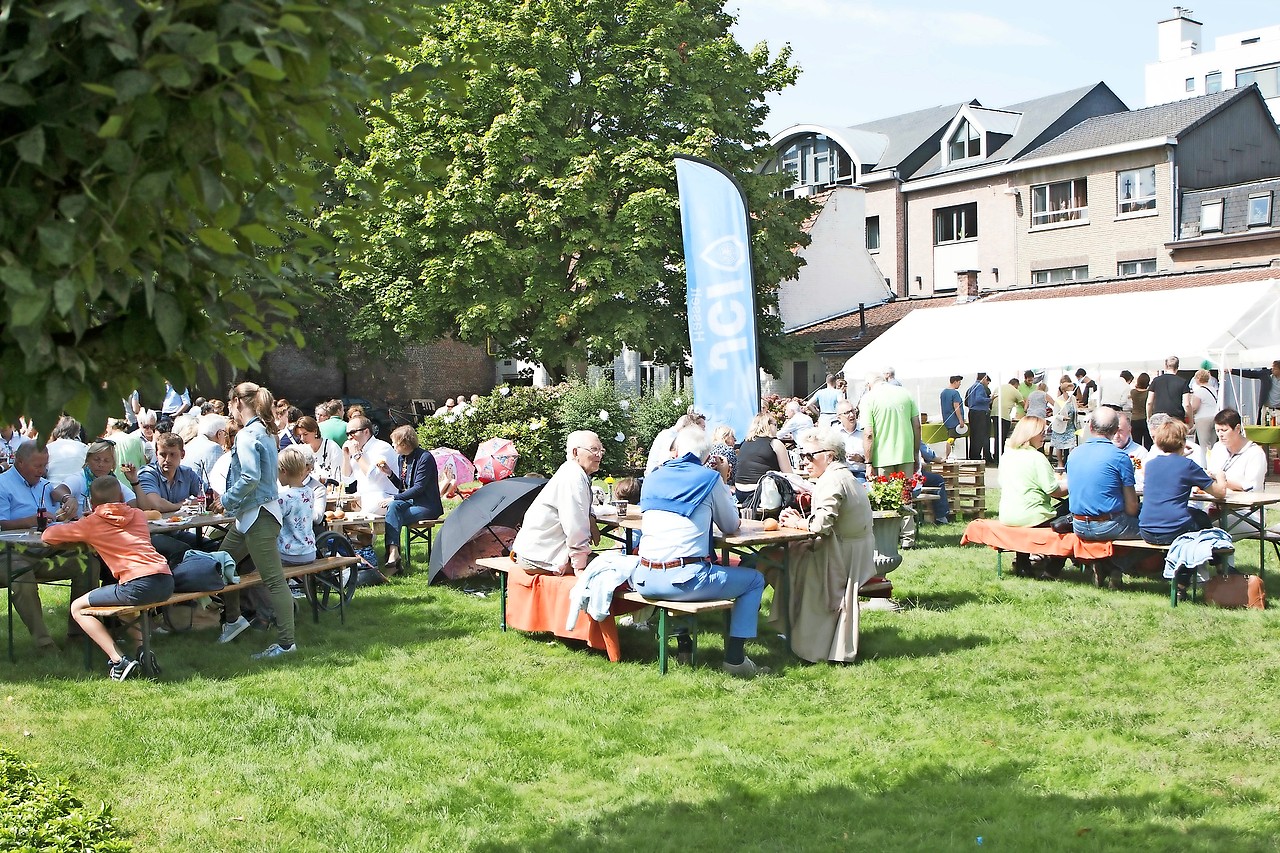 Een picknick die mensen samenbrengt in de tuin van de minderbroeders. © Ben De Clercq