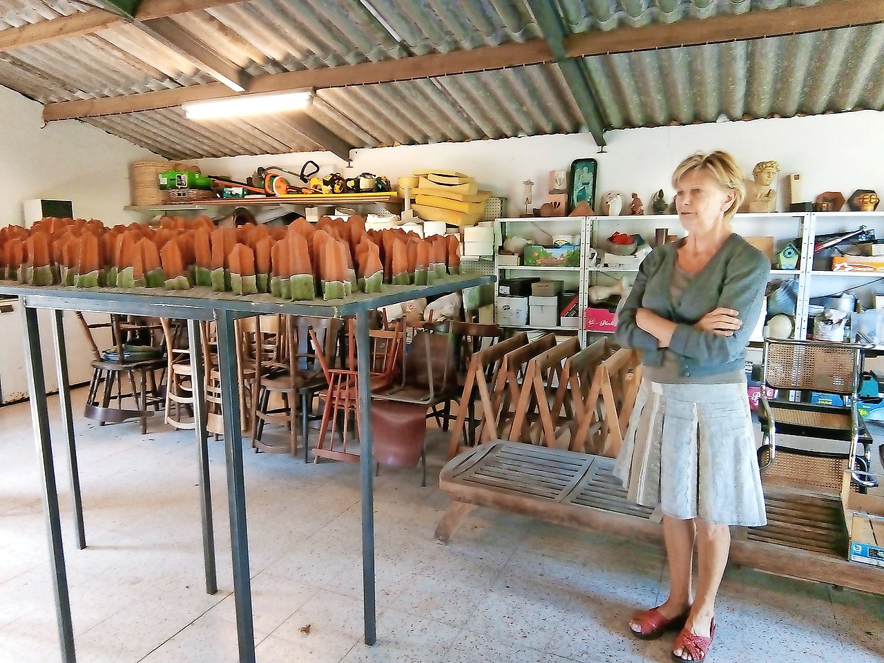 Anny Delsaer toont in haar atelier in Wellen haar kunstwerk van bijna vijfhonderd keramieken boompjes. © Jente Vandewijer