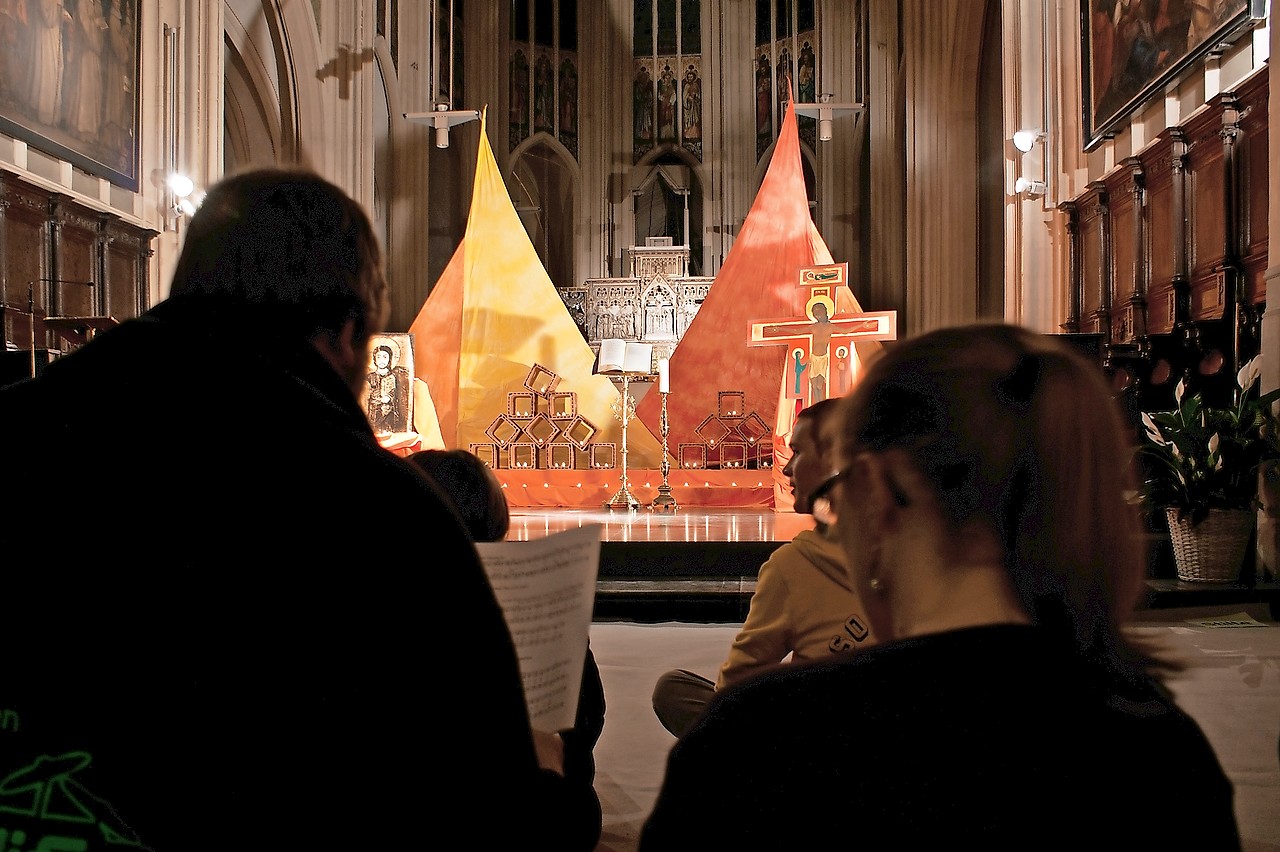 Om de sfeer van Taizé levendig te houden, organiseert een aantal jongeren maandelijkse gebedsavonden. © Kimberly Haemers