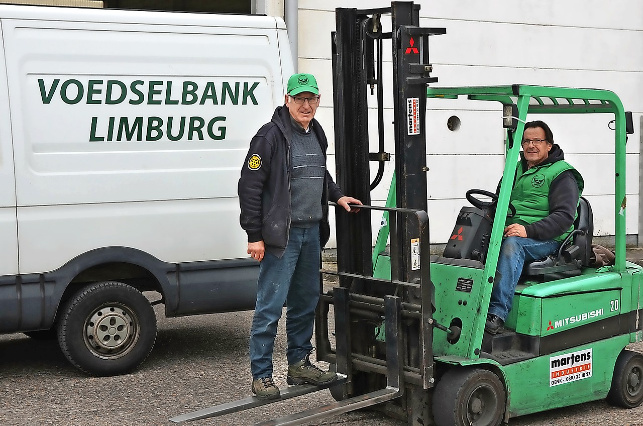 Jacques Basteijns (links) en Lucien Mackowiak, vrijwilligers bij de Voedselbank. © Tony Dupont