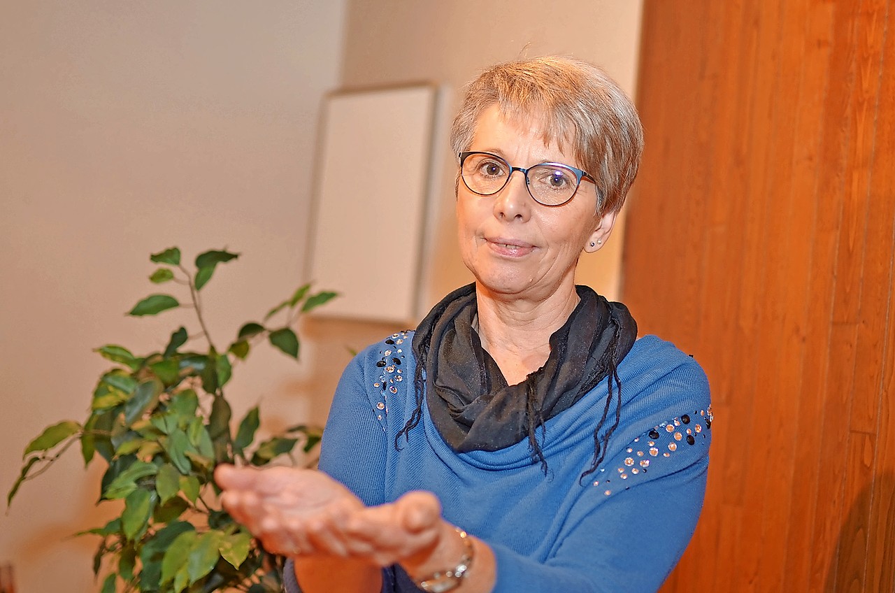 Anita Ariën geeft in een symbolische beweging het Licht door. © Tony Dupont