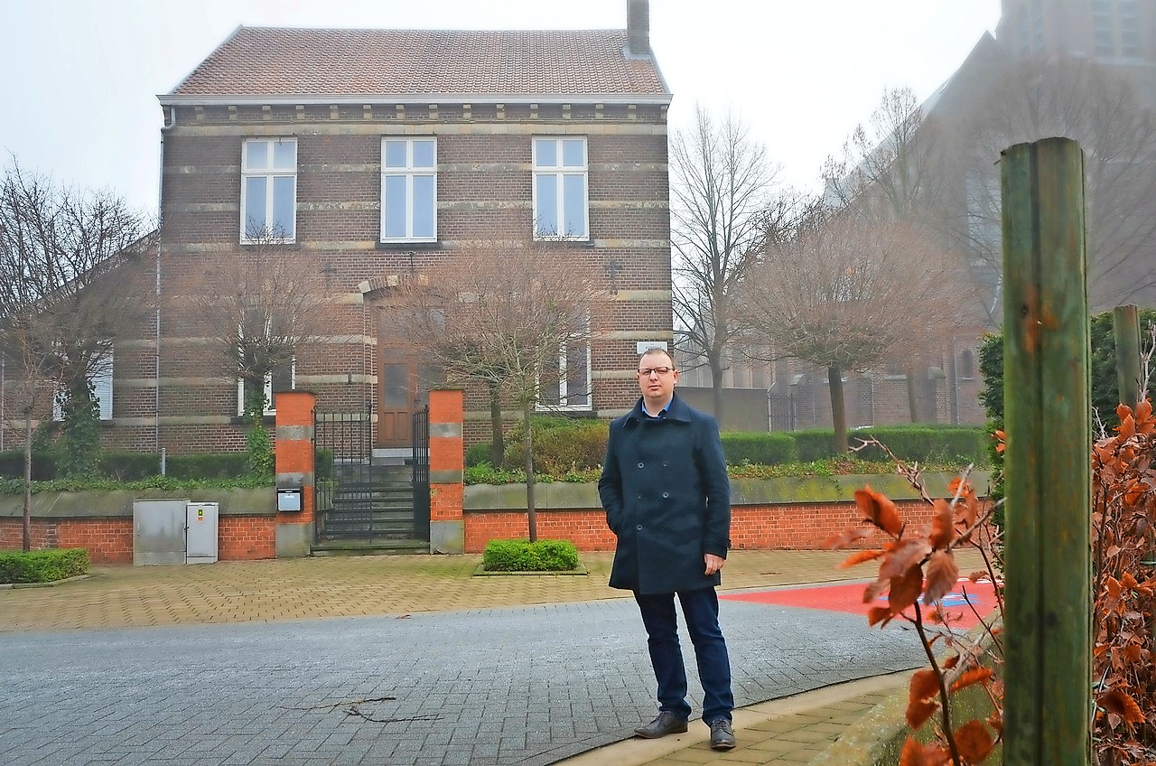 Davy Renkens aan de oude pastorie. „Een van de bevalligste gebouwen in Riemst.” © Tony Dupont