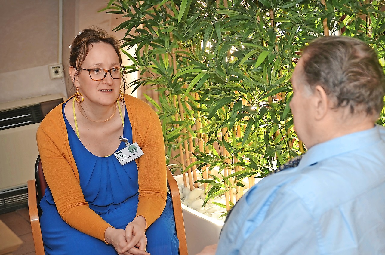 Laura Le Roy zoekt in gesprek met naasten krachtbronnen op van bewoners.” © Tony Dupont