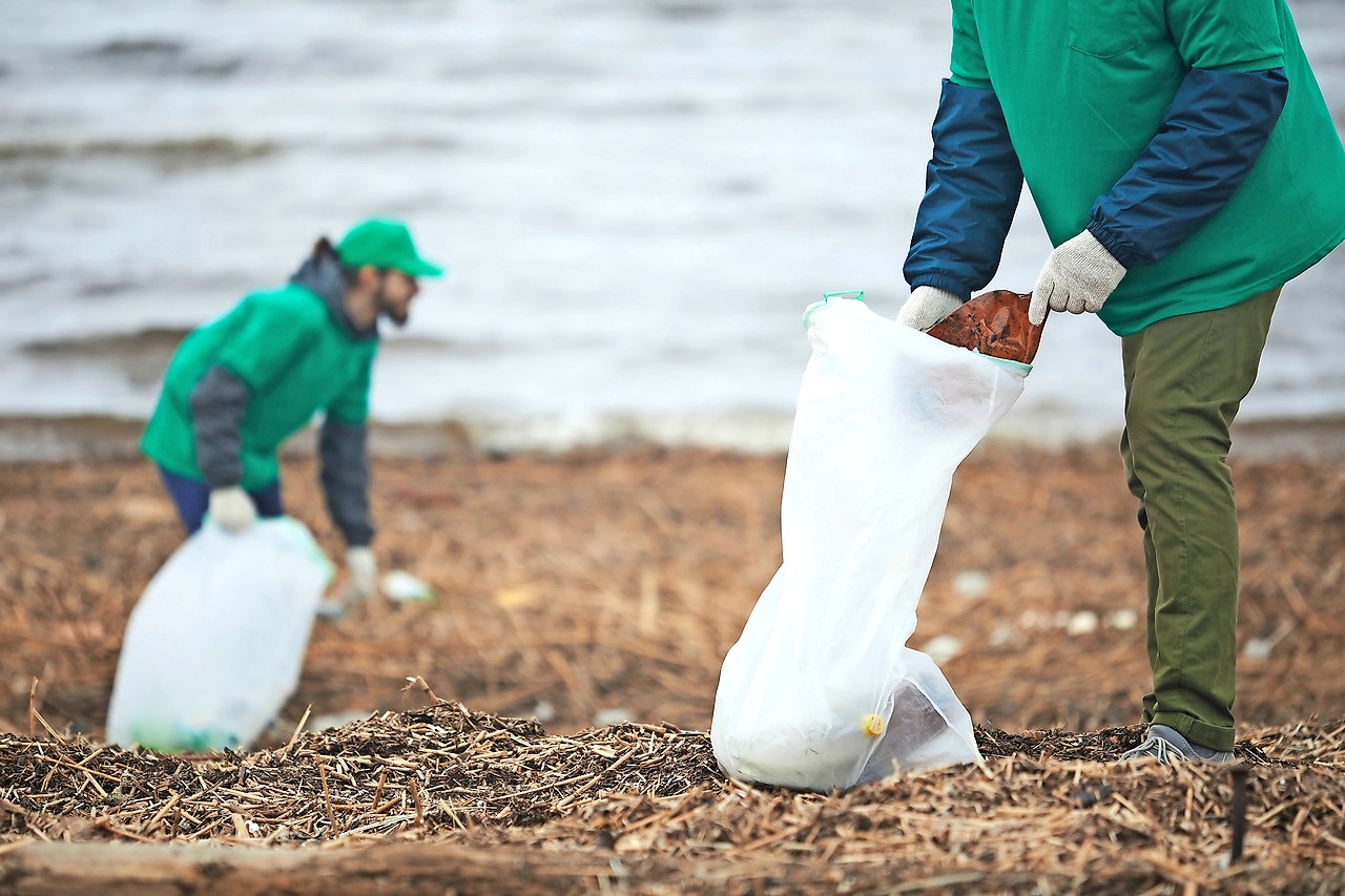 Dankzij de opruimacties aan de Maas zullen er minder microplastics in zee terechtkomen. © Shutterstock