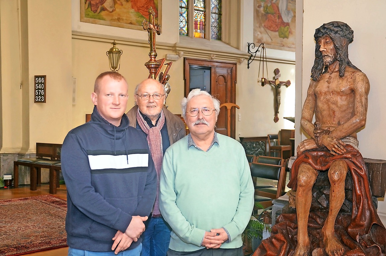 Axel van Aeken, Flor Bruninx en Bert Weyens bij het beeld Christus op de koude steen. © Tony Dupont