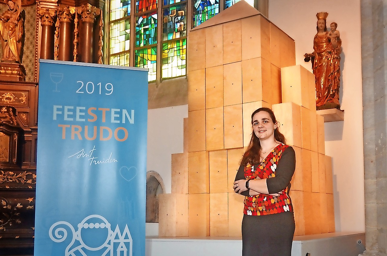 Evi Freson bij de houten blokkenkerk in de Truiense Onze-Lieve-Vrouwekerk. © Tony Dupont