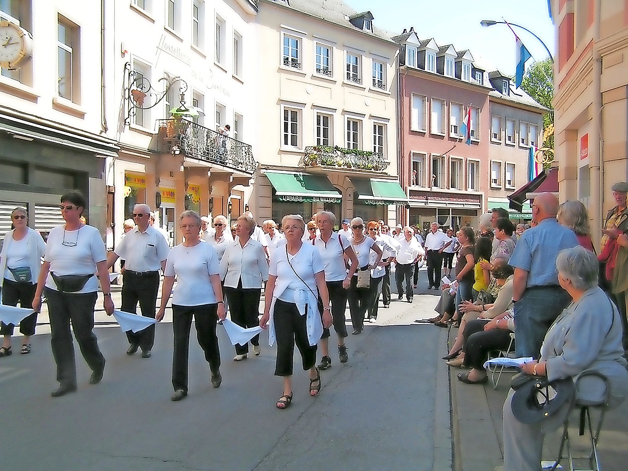 Pelgrims uit heel Limburg nemen al dertig jaar deel aan de springprocessie. © Jan Beliën